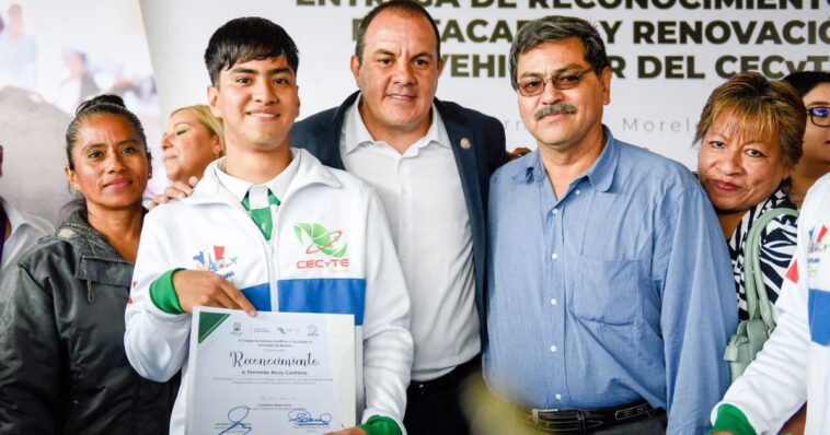 Cuauhtémoc Blanco y alumnos del CECyTe