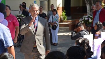 Alcalde de Cuernavaca apadrina a egresados de la Primaria Vicente Guerrero
