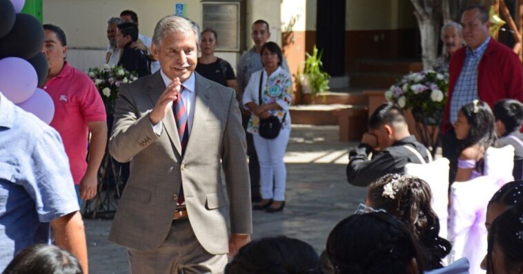 Alcalde de Cuernavaca apadrina a egresados de la Primaria Vicente Guerrero