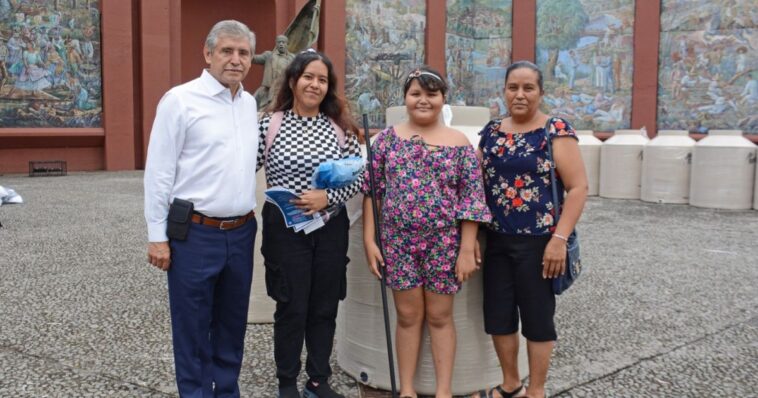 Alcalde de Cuernavaca hace entrega de tinacos