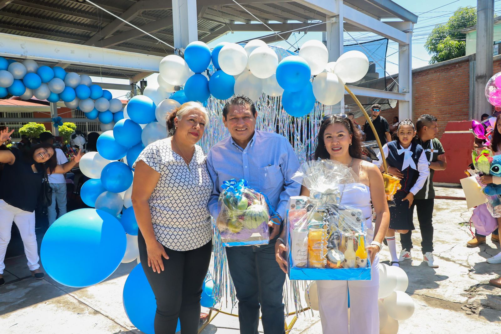 Jesús Corona Damián asiste a graduación de primaria en Cuautla