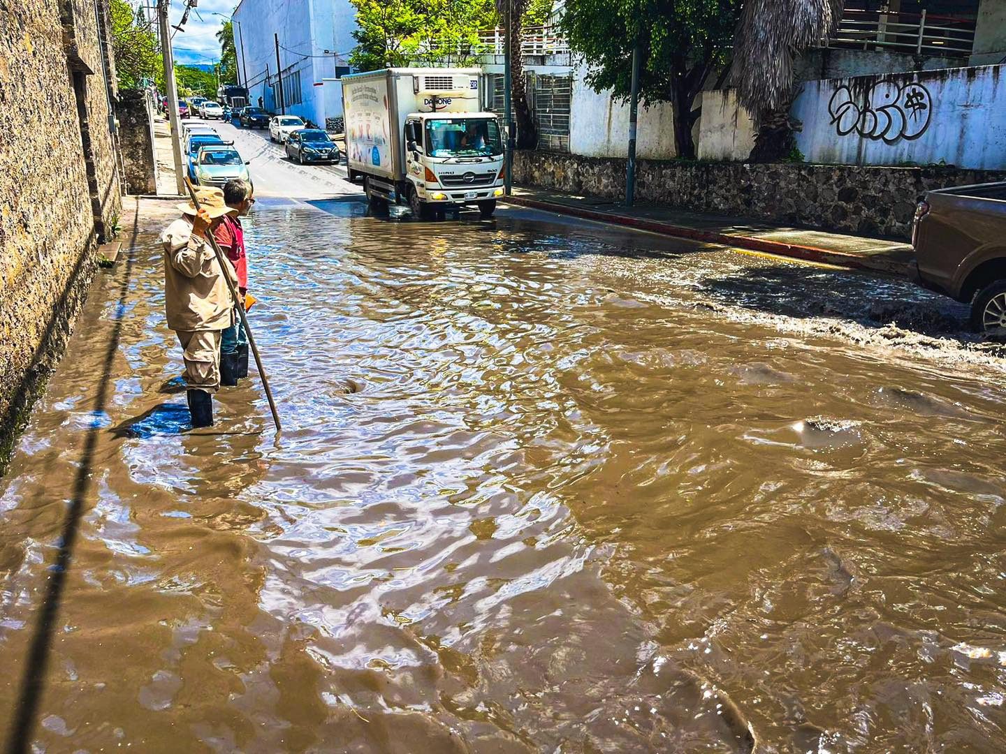 Personal del Ayuntamiento de Cuernavaca realiza desazolve en calle del Centro
