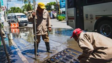 Realizan limpieza de alcantarillas taponeadas por basura