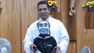 Sacerdote causa miedo tras llevar a misa a un muñeco “Poseído”