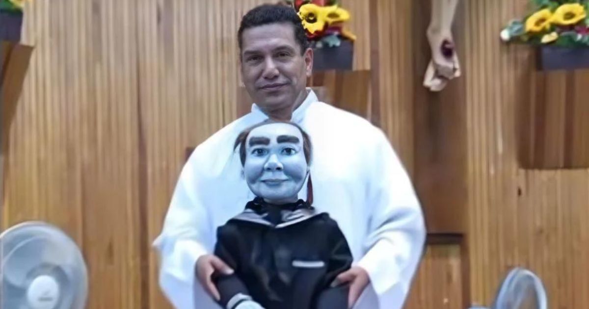 Sacerdote causa miedo tras llevar a misa a un muñeco “Poseído”