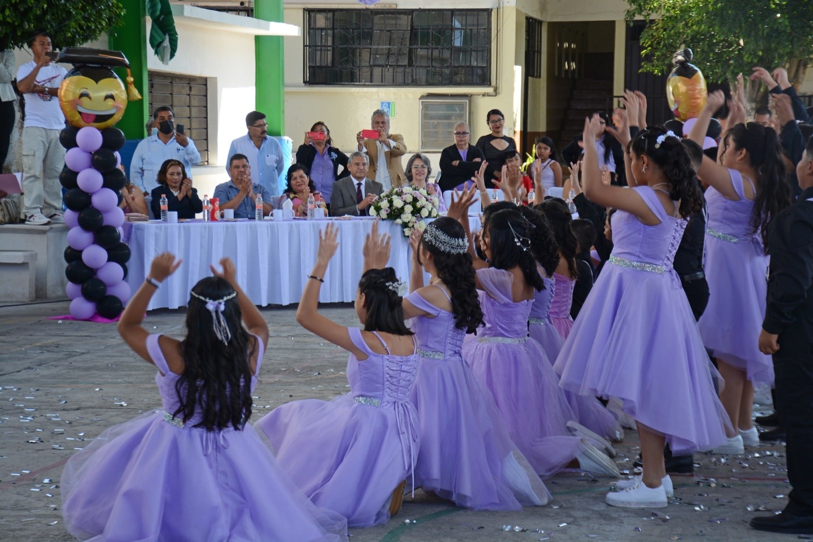Alcalde de Cuernavaca apadrina a egresados de la Primaria Vicente Guerrero