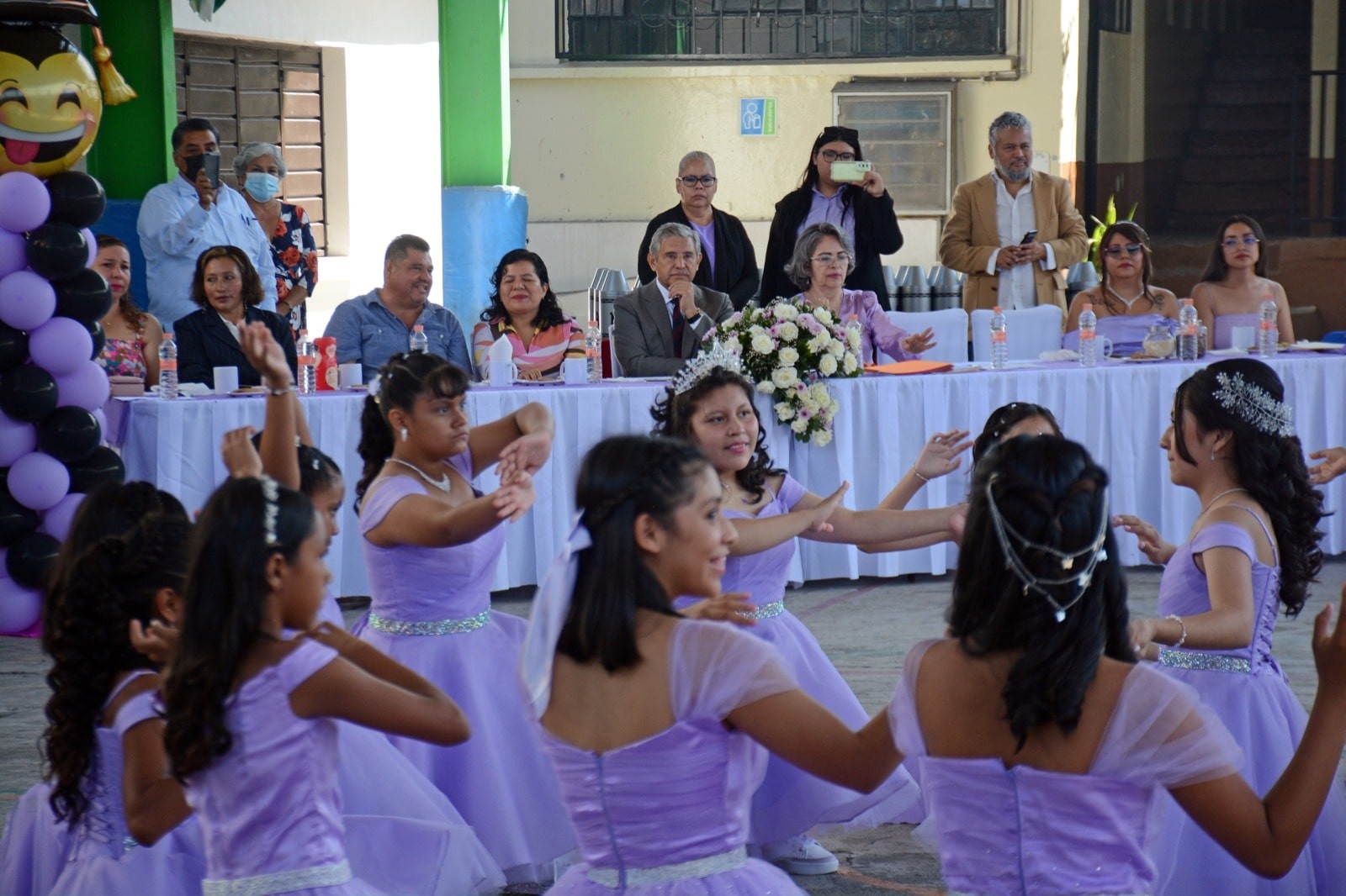 Alcalde de Cuernavaca apadrina a egresados de la Primaria Vicente Guerrero