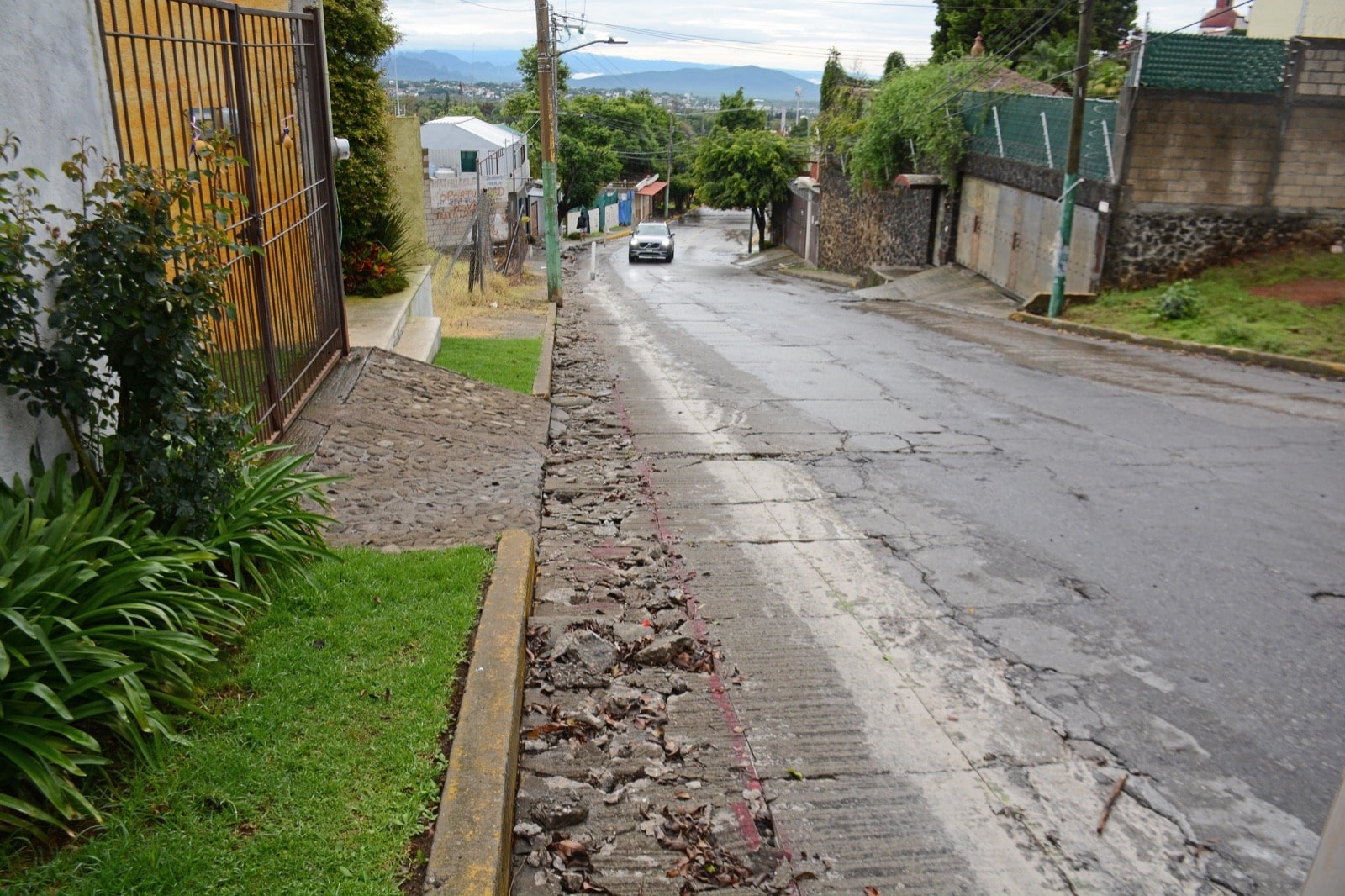 El presidente municipal de Cuernavaca, José Luis Urióstegui Salgado, da continuidad al programa de rehabilitación de tubería de agua potable en la avenida Gustavo Petriccioli en la colonia Lomas de Ahuatlán.