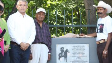 Develan placa en honor al General Felipe Neri
