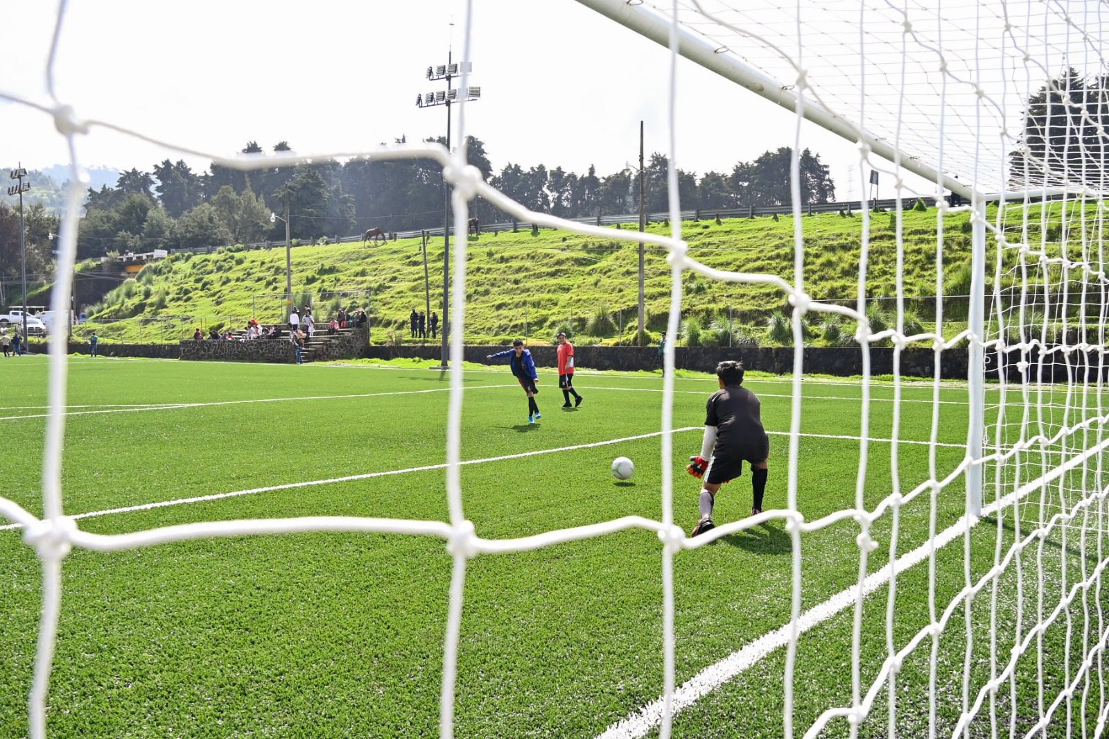 Inaugura Cuauhtémoc Blanco dos campos de futbol en Huitzilac