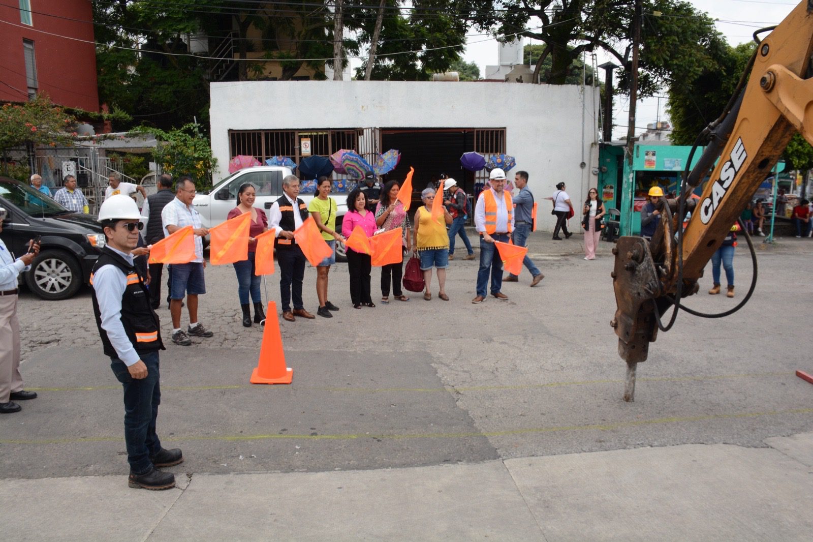 Urióstegui da banderazo de arranque en obra de la colonia Lomas de Cortés