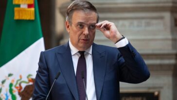 Captan a Marcelo Ebrard de “vacaciones” en Japón