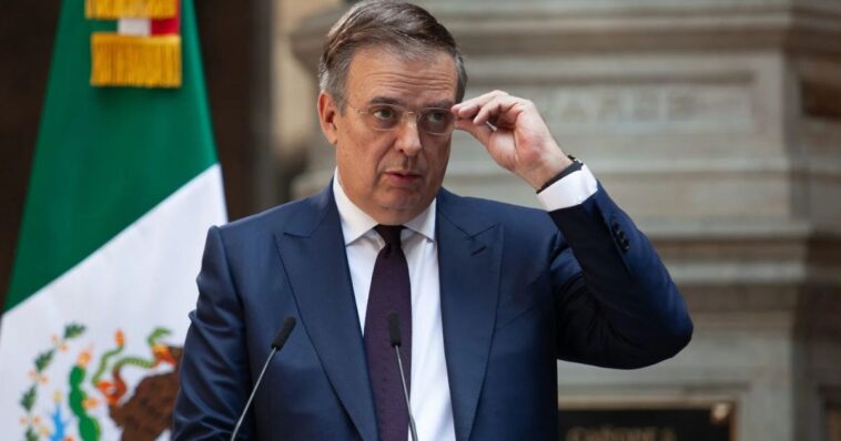 Captan a Marcelo Ebrard de “vacaciones” en Japón