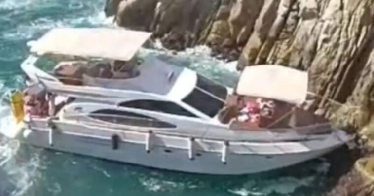 Yate se hunde en La Quebrada de Acapulco Yate se hunde en La Quebrada de Acapulco