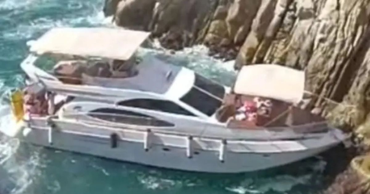Yate se hunde en La Quebrada de Acapulco Yate se hunde en La Quebrada de Acapulco