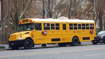 Chofer de autobús escolar prohíbe hablar en español a estudiantes