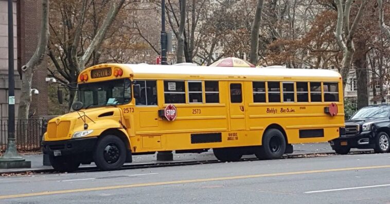 Chofer de autobús escolar prohíbe hablar en español a estudiantes