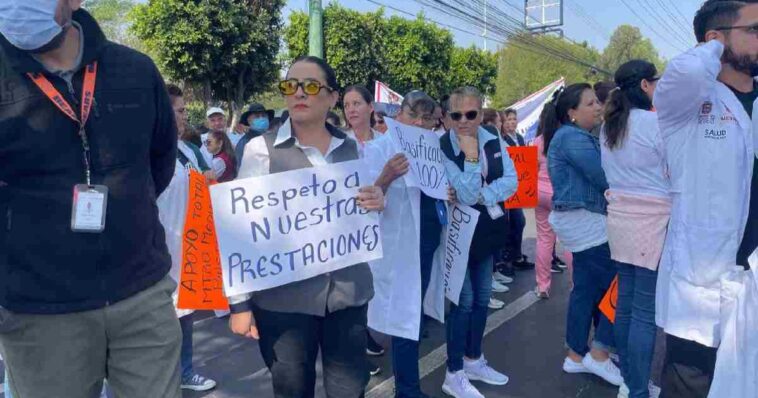 Trabajadores de la salud salen a protestar en CDMX y Edomex