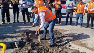 Alcalde de Zapata da inicio al programa “Bacheando”