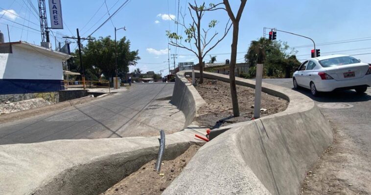 Continúan trabajos de construcción en la Glorieta Avionetas en Cuautla