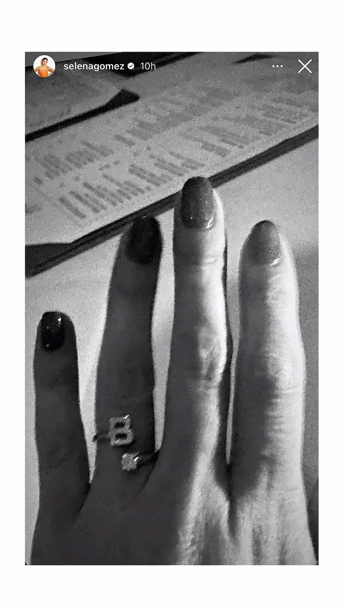 Selena Gomez anillo
