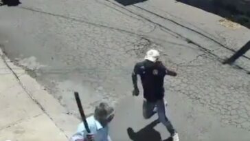 Abuelito evita robo en su papelería defendiéndose con machete
