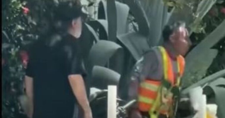 Gringo corre a albañil que comía en una banqueta y mexicanos organizan carne asada fuera de su casa