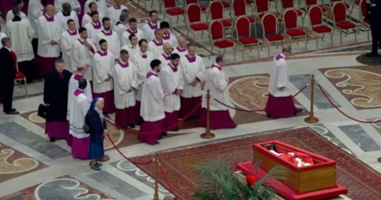 Monja rompe protocolo y se despide del Papa Francisco