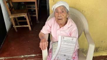 Abuelita de 101 años recibe por primera vez su Acta de Nacimiento