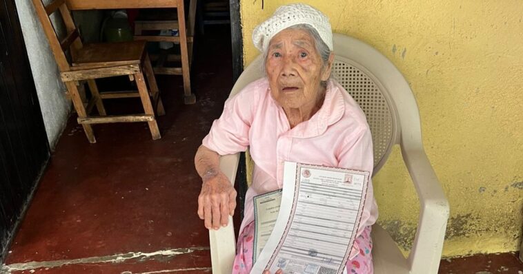 Abuelita de 101 años recibe por primera vez su Acta de Nacimiento