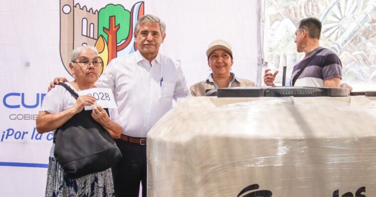 Alcalde JLUS hace frente al estiaje entregando más de mil tinacos