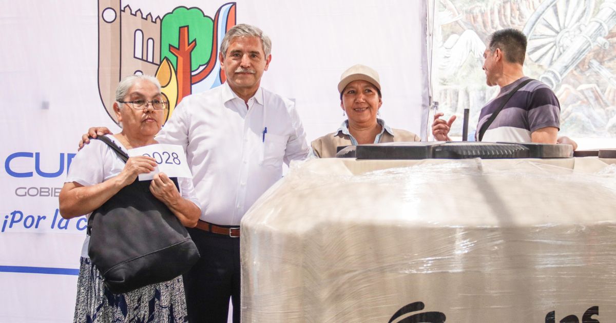 Alcalde JLUS hace frente al estiaje entregando más de mil tinacos