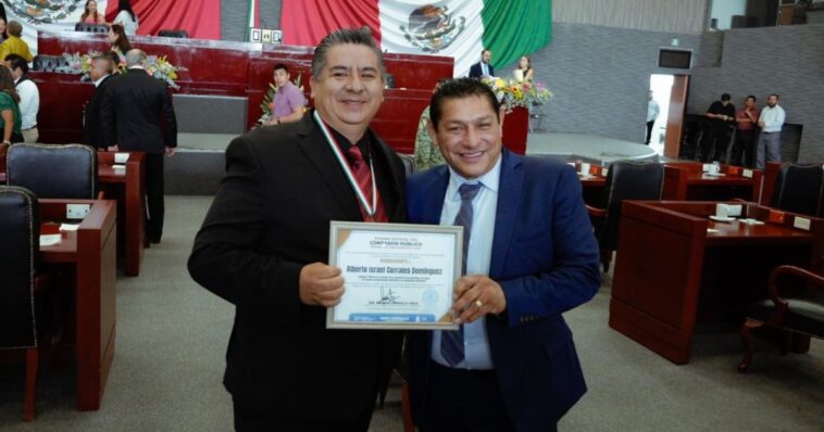 Alcalde de Cuautla asiste a la entrega de premios a contadores públicos