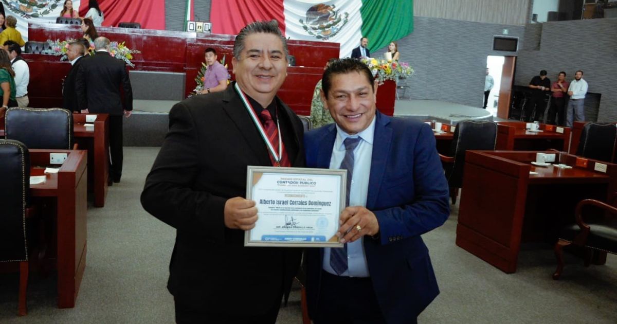 Alcalde de Cuautla asiste a la entrega de premios a contadores públicos
