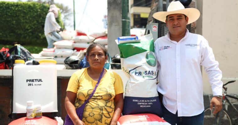 Alcalde de Jiutepec hace entrega de insumos a sector agropecuario