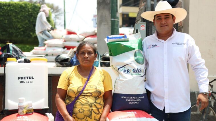 Alcalde de Jiutepec hace entrega de insumos a sector agropecuario