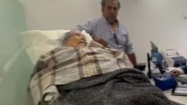 Banco exige a abuelita a ir en camilla a la sucursal