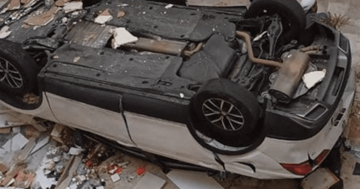 Camioneta cae de un tercer piso en plaza comercial