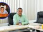 Diputado amenaza a fotoperiodista por captarlo comiendo