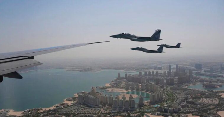 Qatar recibe a Donald Trump con escolta de aviones de combate F-15