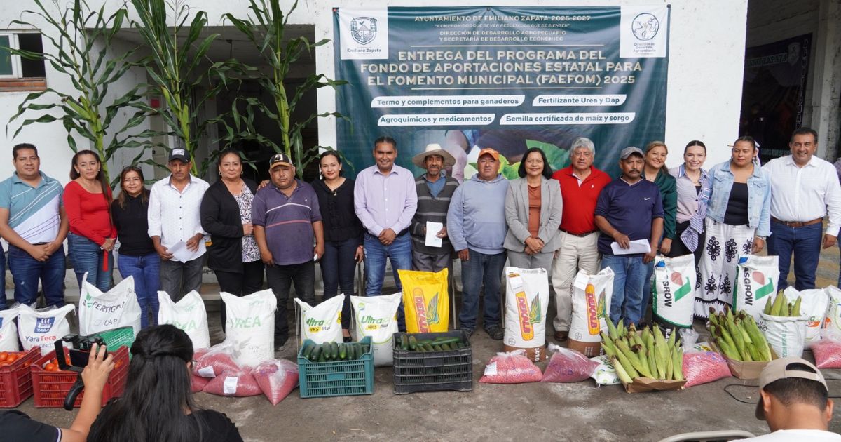 Alcalde de Zapata entrega insumos agrícolas a productores del municipio