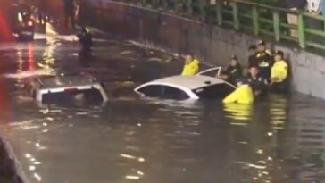 Autos quedaron atrapados bajo en agua en Viaducto