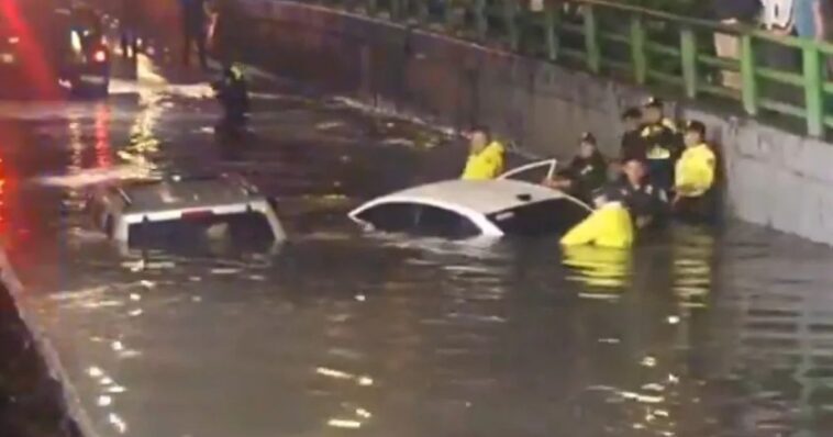 Autos quedaron atrapados bajo en agua en Viaducto