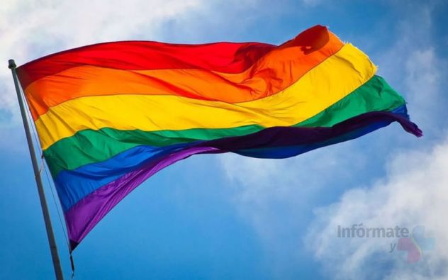 bandera lgbt monumental