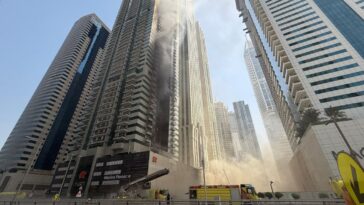 Captan fuerte incendio en la Tiger Tower de Dubái