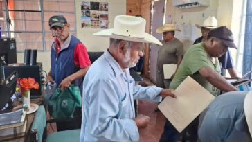 Entregan documentación para el apoyo de fertilizante a productores