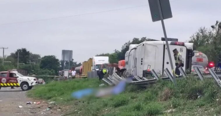 Fallecen 11 personas tras volcadura en Hualahuise, Monterrey