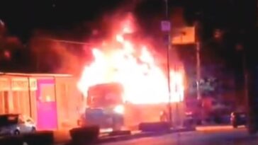 Hallan cinco cuerpos en autobús calcinado en Acapulco