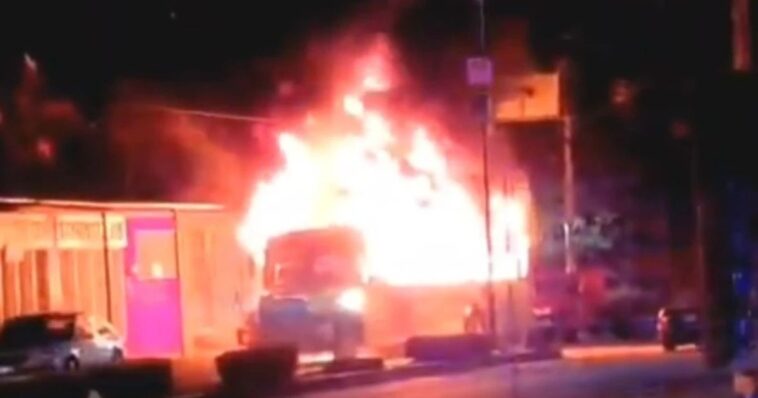 Hallan cinco cuerpos en autobús calcinado en Acapulco