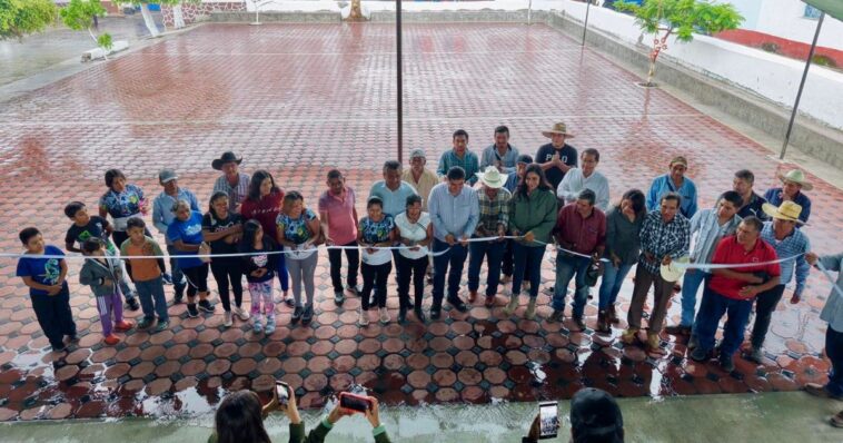 Inauguran adoquin de la Parroquia de la comunidad de Tecajec